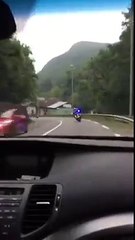 Un femme qui va accoucher escortée par les motards de la gendarmerie