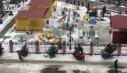 Des rafales de vent surpuissantes emportent des piétons