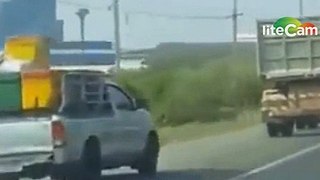 Video e frikshme/ Ky shofer është i cmendur! Ja cfarë bën në autostradë