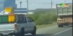 Video e frikshme/ Ky shofer është i cmendur! Ja cfarë bën në autostradë