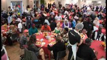 Más de 600 personas sin hogar se reúnen en un refugio de Miami para celebrar Acción de Gracias