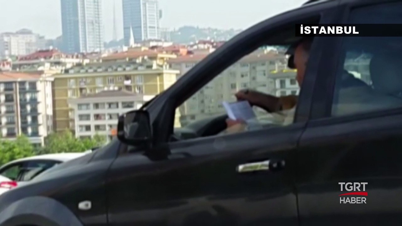 Araba kullanırken telefonla oynayanı gördük, video izleyeni gördük ama kitap okuyana ilk kez şahit oluyoruz