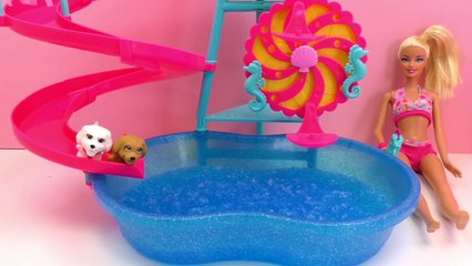 La baignoire Glibbi - Barbie se baigne dans la matière visqueuse bleue des grands fonds Glibbi!