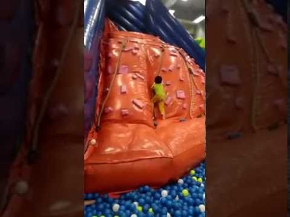 My Kid mountain climbing climbing in Aeon Mall VietNam