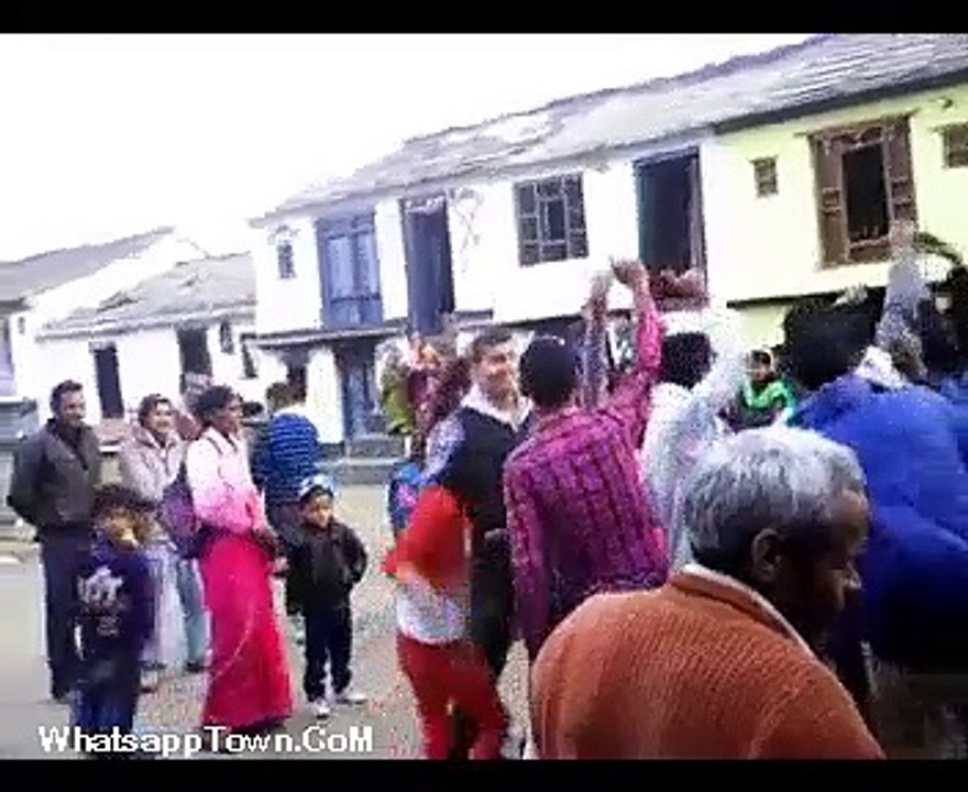 Dance-Karte-Karte-Kamina-Panti-Kar-di-Ladki-Ke-Sath
