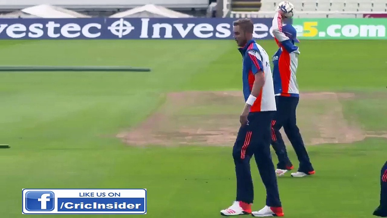 Joe Root pulls Stuart Broad Pants Down