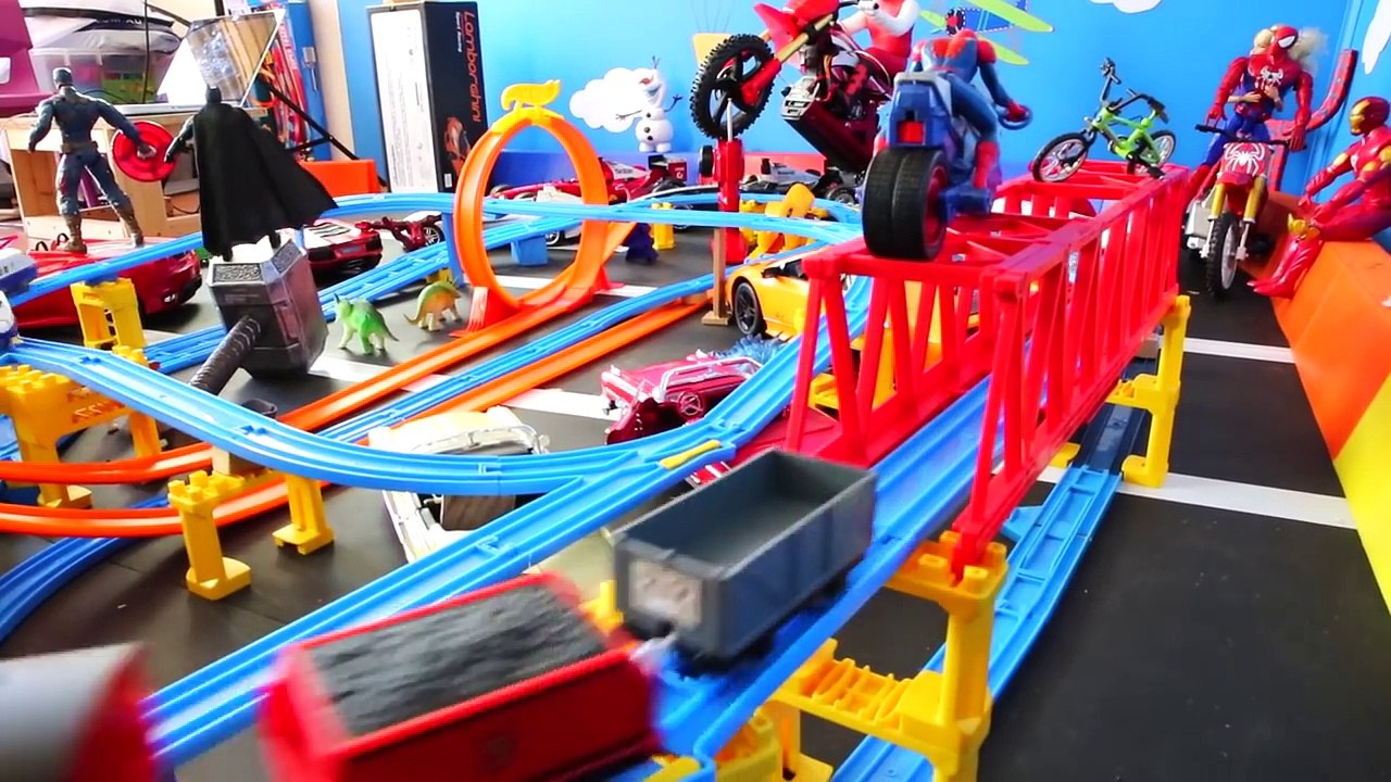 THOMAS AND FRIENDS⎟ MEGA TRAIN TRACK⎟ HULK⎟ BATMAN FIGURES THOR HAMMER SPIDERMAN TOYS DINASAURS