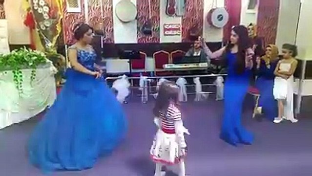 Bu Sene Modaymış Gelin ve Kız Kardeşi Erik Dalı Kaşık Oyunu Oynatmak