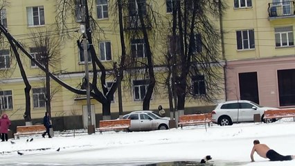 Un homme sauve un chien tombé dans un étang gelé en Russie