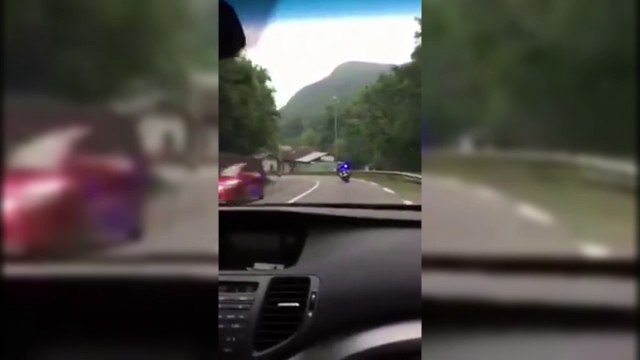 Un couple escorté par les motards de la gendarmerie
