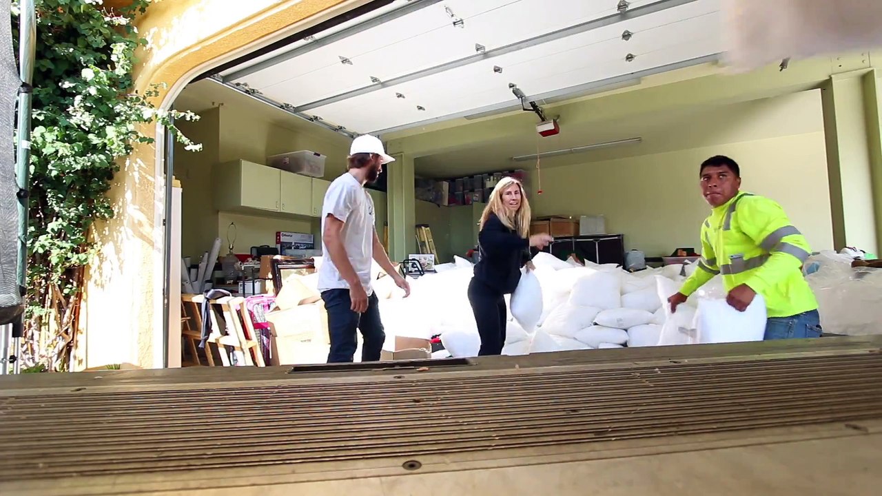 Ils donnent 1000 coussins et oreillers à des sans-abris