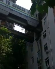 Ce métro aérien passe dans un Immeuble !!