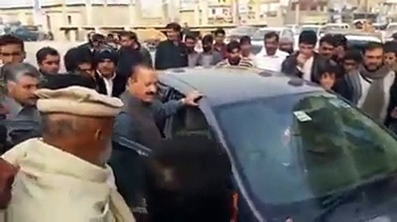 kpk tabdeeli, ANP lower deer ka senior rahnma traffic signal torny pe jail mein band.