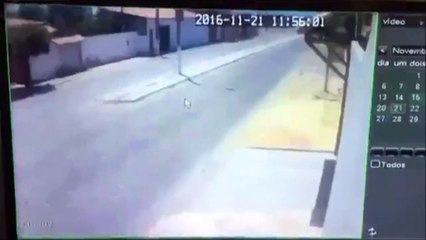Ce motard n'aurait pas du se lever ce matin, c'est vraiment pas son jour à lui...