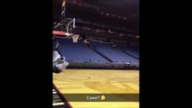 Zach LaVigne passe un Dunk énorme depuis la ligne de lancers francs tout en faisant un 360° !