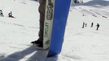 Il fixe une planche de skate sur un snowboard... Pas mal!