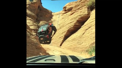 SUV escalade un rocher