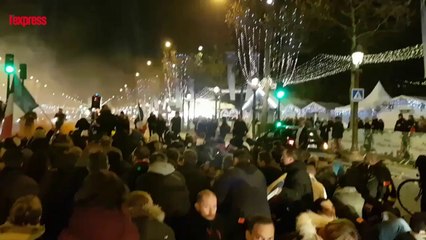 Paris: 200 policiers "en colère" défilent à nouveau sur les Champs-Elysées