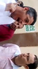 شاهد مدير شركه الغزل يعنف العمال بسبب الصلاه  لا اله الا اللع