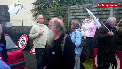 Bannalec (29). 20 anti-OGM devant la gendarmerie