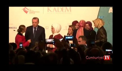 Sahneye atlayıp Cumhurbaşkanı Erdoğan’a sarıldı