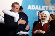 Sahneye atlayıp Cumhurbaşkanı Erdoğan'a sarıldı