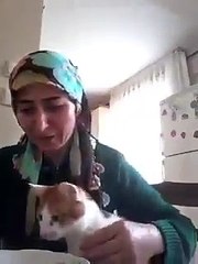 Kedisini Bebeği Gibi Gören Yüreği Güzel Teyze