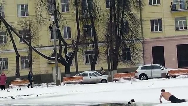 Donmuş Gölete Düşen Çaresiz Köpeği Kurtardı!