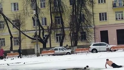 Donmuş Gölete Düşen Çaresiz Köpeği Kurtardı!