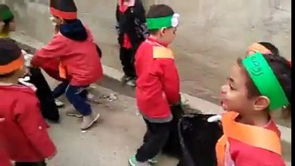 فيديو رائع لاطفال تونسيين اعمارهم بين 4 و5 سنوات يقومون بحملة نظافة