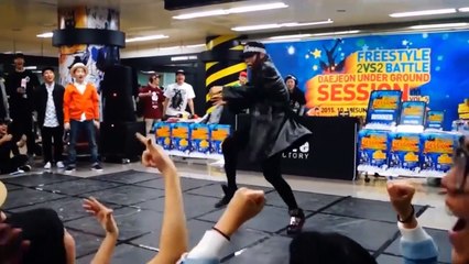 Ce danseur et ses mouvements endiablés vont vous en mettre plein la vue