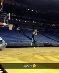 Zach LaVigne réussit un dunk depuis la ligne des lancers francs