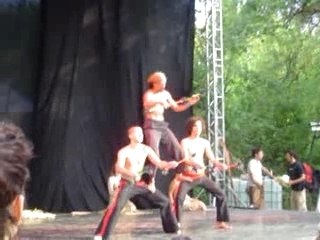 [08_08_07]Mecs dance avec batons gros crackage