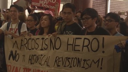 Jóvenes filipinos se manifiestan sin ropa contra el entierro del exdictador Marcos