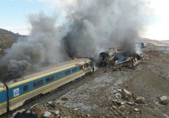 İki tren kafa kafaya çarpıştı, 15 ölü