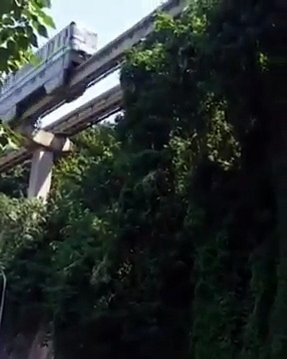 Un métro passe dans un immeuble