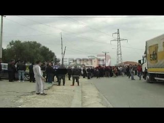 Report TV - Mbetjet në Mbrostar, banorët- Prefektit: Ti je shteti, sytë te ti!