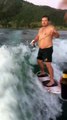 Un surfeur prend une bière sur sa vague