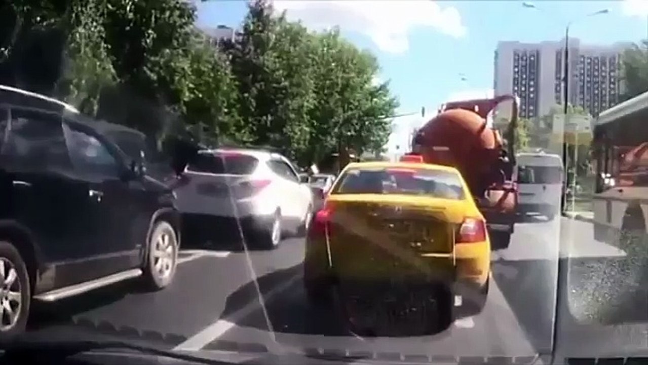 Explosion d'un camion hydrocureur sur une route