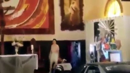 Un homme entre dans une église avec sa voiture et marche tout nu en criant