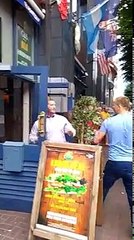 Esto es lo que sucede si te metes con un guardia de seguridad