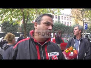 Report TV - Dje dhunonin gratë, me lule në duar këta burra sot dhurojnë dashuri