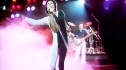 Ils ont enlevé la musique de fond de « We Are The Champions ». La voix de Freddie Mercury est merveilleuse
