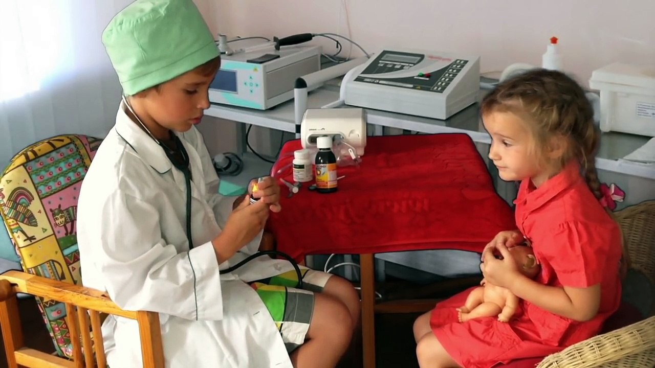 Дети играют в врача. Уколы детям. Дети играют в доктора.