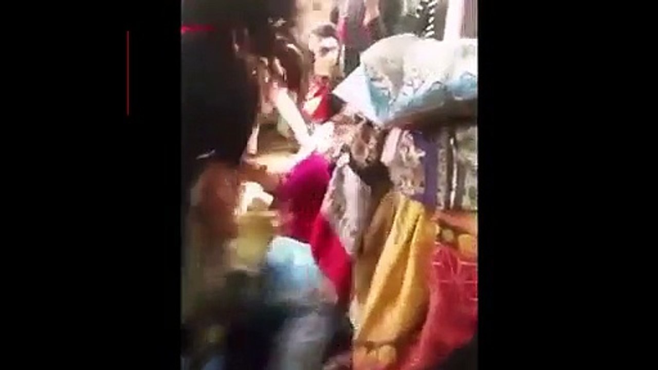 Girls Fighting For Cloths  in Lahore