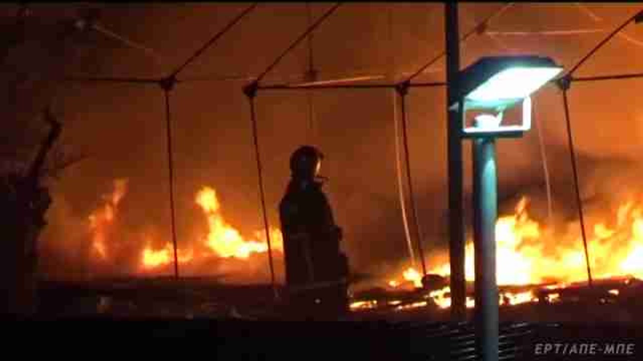 Un incendio en un campamento en Lesbos deja dos refugiados muertos
