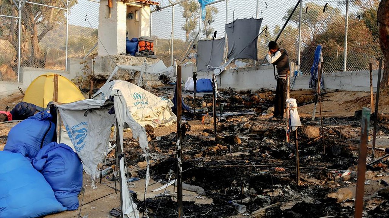 إضرام النيران في مخيم موريا بجزيرة ليسبوس اليون...