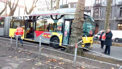 Un bus du TEC percute un arbre à Liège