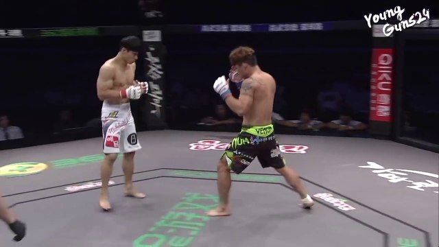 Ce combattant MMA a oublié qu'il ne fallait pas frapper à la tête un homme au sol. Violent le gars