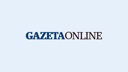 Homem corre risco de vida pegando carona na traseira de caminhão